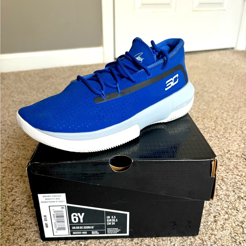 NIB boys Under Armour Steph Curry sneakers size 6Y